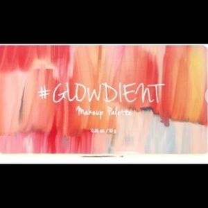 TOUCH IN SOL
Filter Glowdient Makeup Palette